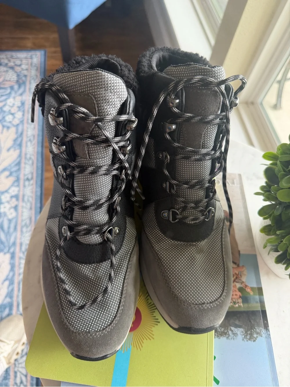 Geox Women's Braies ABX hiking boots igray black colorway faux fur lining 9